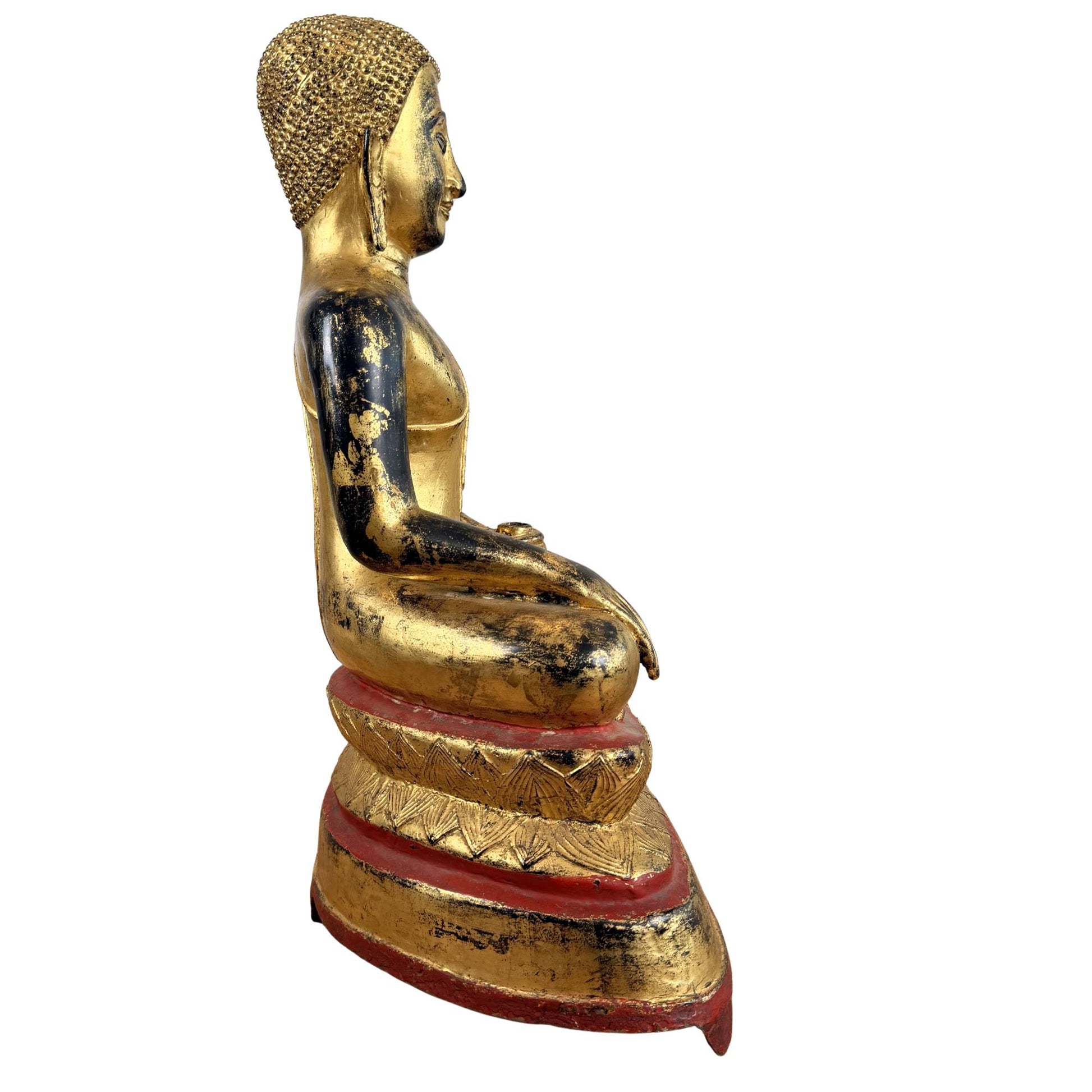 Antike Buddha-Statue aus Mandalay mit eingelegten Augen, goldfarbener Oberfläche und friedvollem Gesichtsausdruck aus Myanmar