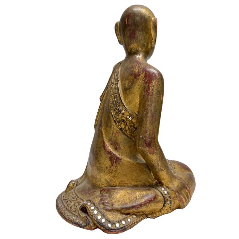 Rückansicht der Holzstatue mit sichtbarer Patina und Holzschnitzerei.