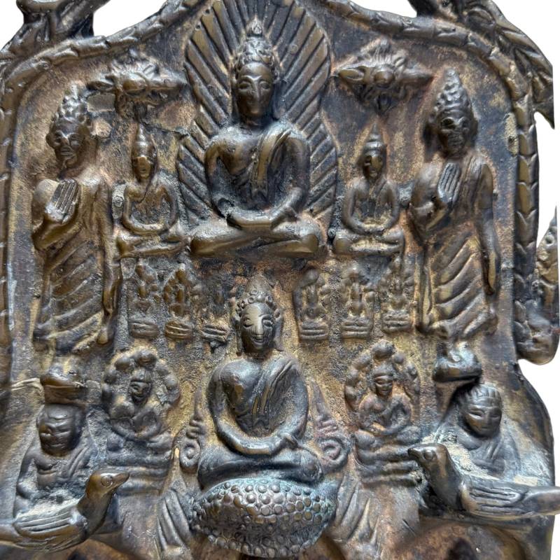 Antikes Mucalinda-Relief des Heiligen Buddha mit der Bedeutung von Schutz und innerem Frieden