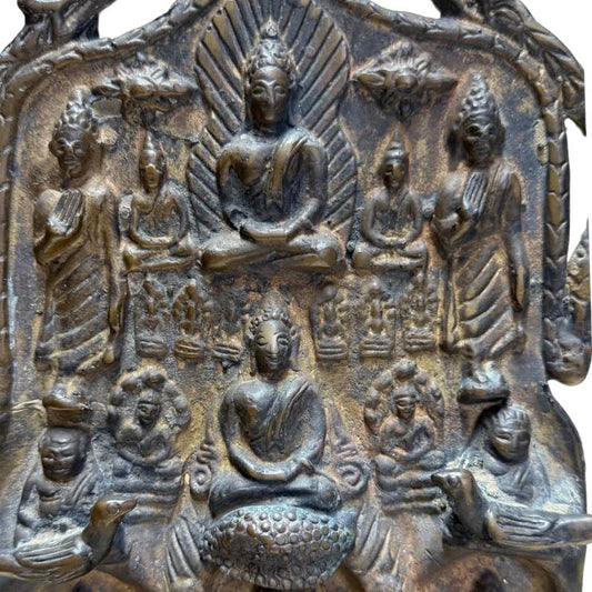 Antikes Mucalinda-Relief des Heiligen Buddha mit der Bedeutung von Schutz und innerem Frieden