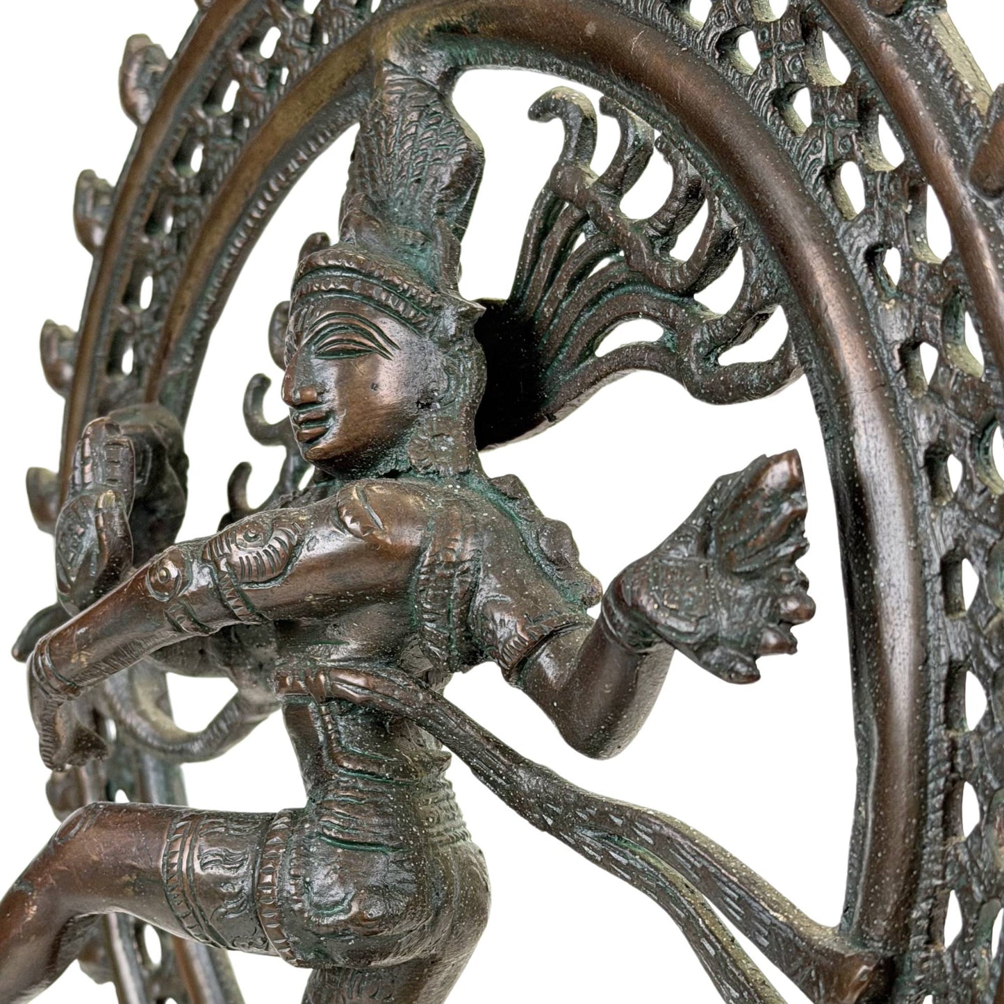 Antike Nataraja-Statue mit tanzendem Shiva, reich verziertem Heiligenschein und tiefgrüner Oxidation