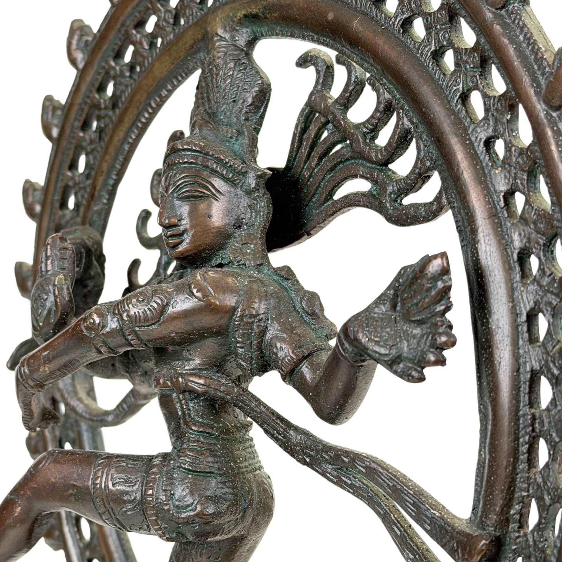 Antike Nataraja-Statue mit tanzendem Shiva, reich verziertem Heiligenschein und tiefgrüner Oxidation