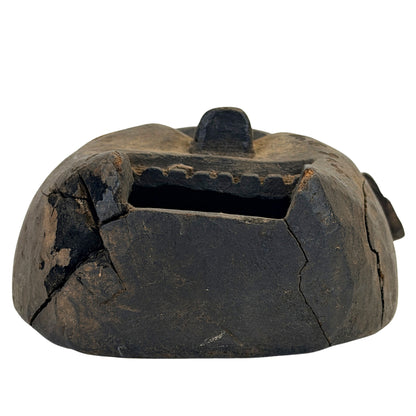 Oberansicht der antiken nepalesischen Holz-Schamanenmaske mit dunkler Patina und Trockenrissen