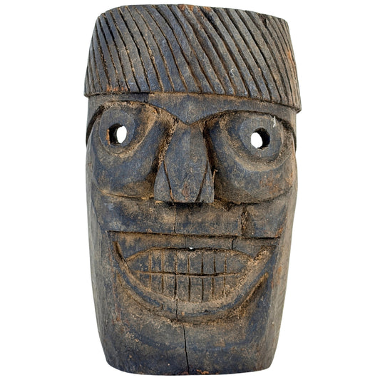 Antike nepalesische Holzmaske mit Zähnen und gerillter Oberseite, Frontalansicht