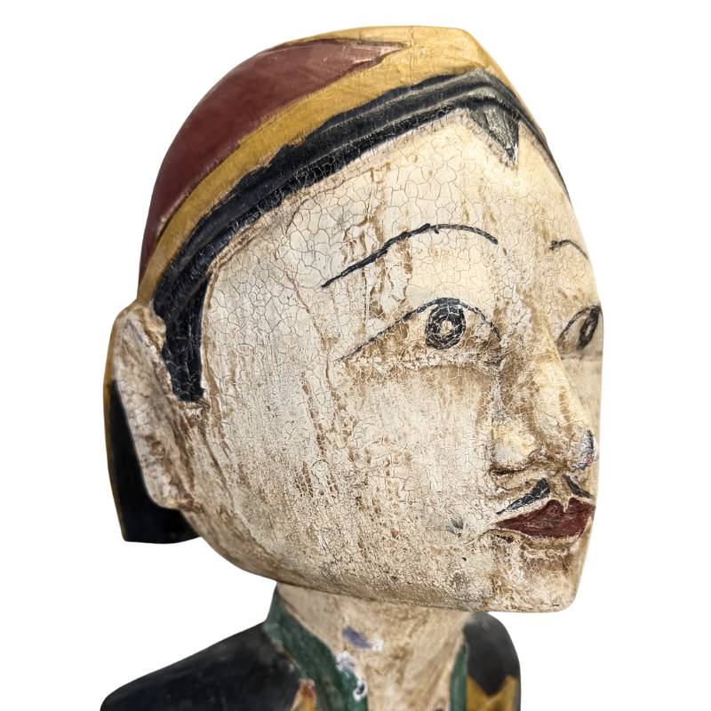 Ehrliche Spuren von Reibung und Patina am Sockel der antiken Statuen.