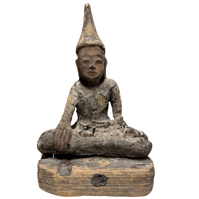 Antike hölzerne Shan-Buddha-Statue aus Myanmar als Symbol für Erdung und Erleuchtung