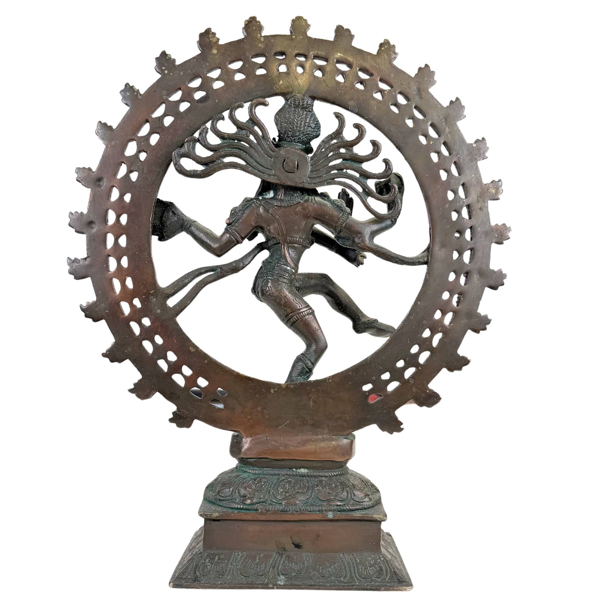 Antike Shiva-Statue aus Bronze mit ritueller grüner Oxidation, durchbrochenem Feuerring und klassischer Nataraja-Ikonographie