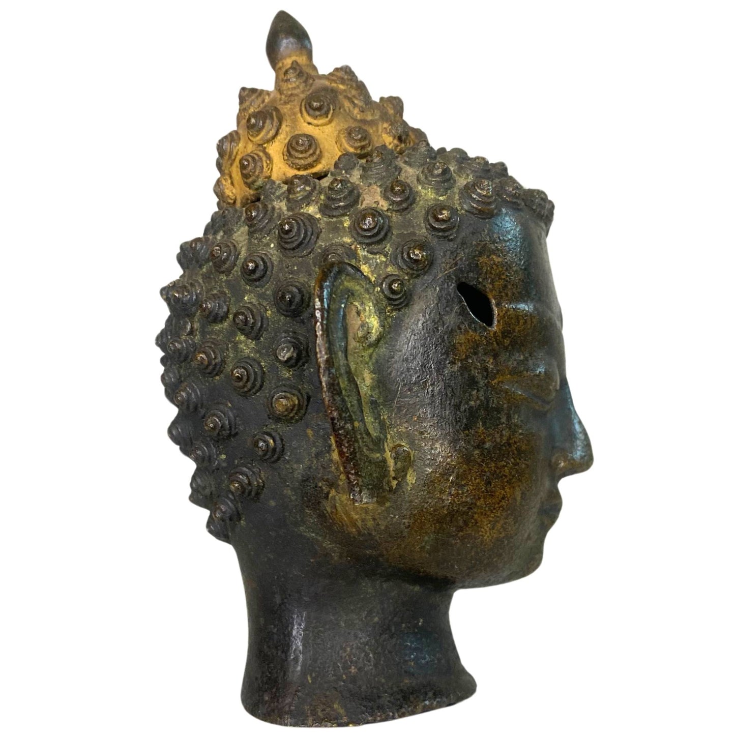 Die vollständige Seitenansicht zeigt die tiefbraune Patina und die grüne Oxidation auf der Bronze.