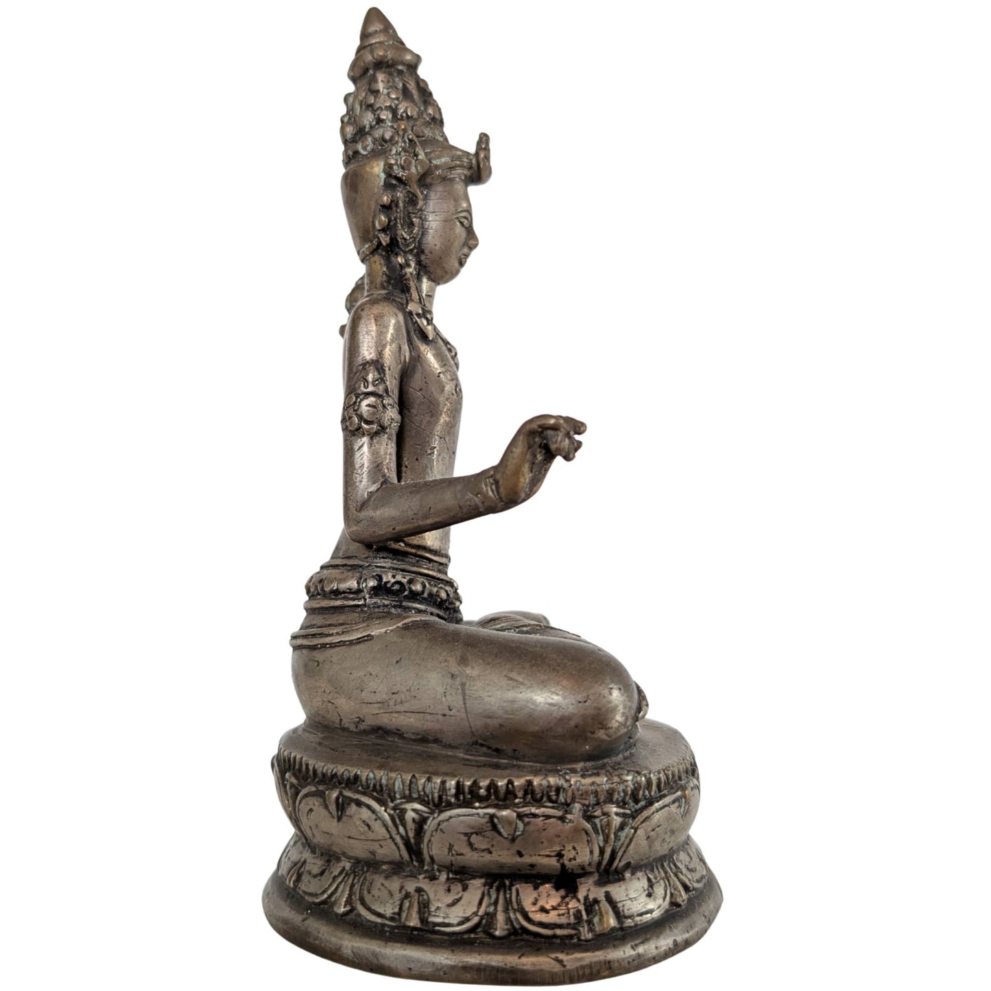Die Seitenansicht hebt den zarten Lotusstängel hervor, der am Arm des Bodhisattva entlangwächst.