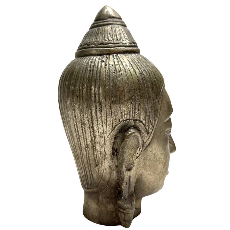 Bronzeguss eines thailändischen Buddha-Kopfes mit grün-grauer Oxidationspatina, hochwertige sakrale Kunst und buddhistische Sammlerstücke.