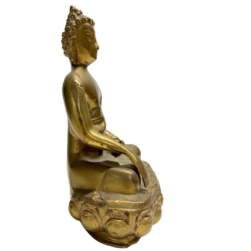 Detailaufnahme des Oberkörpers einer tibetischen Buddha-Statue aus Bronze, mit Fokus auf dem gelassenen Gesichtsausdruck.