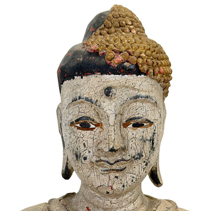 Frontale Nahaufnahme des Gesichts mit der dicken, tief gerippten weißen Gesso‑Haut und dem ruhigen Gesichtsausdruck.