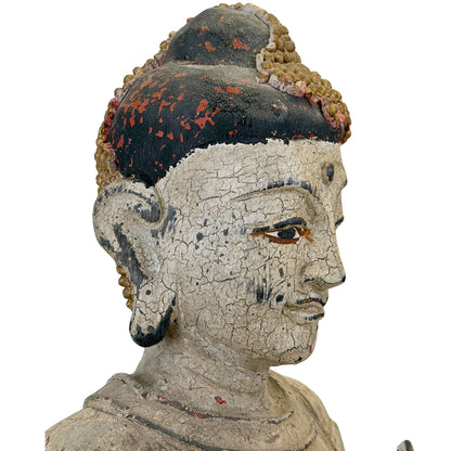Dreiviertel-Profileraufnahme des buddhistischen Kopfes, die die geschichtete Stratigraphie alter Pigmente und die organische Kalkkrakee zeigt.