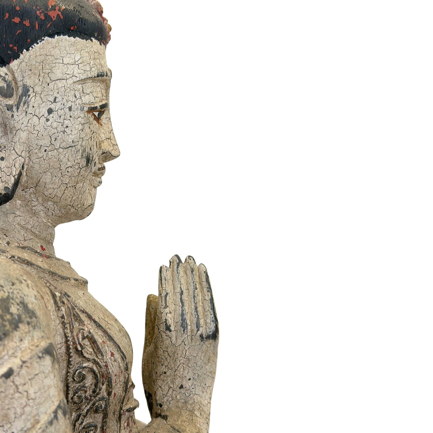 Nahaufnahme von der Seite der erhobenen rechten Hand in der Vitarka-Mudra mit deutlichen altersbedingten Gebrauchsspuren und Spiegelung der Holzmaserung.