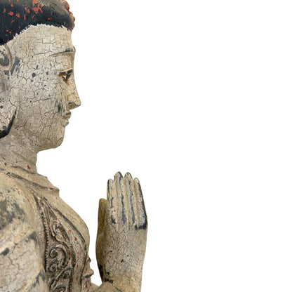 Nahaufnahme aus seitlicher Sicht der gehobenen rechten Hand in der Vitarka Mudra mit deutlicher Altersabnutzung und Spiegelung der Holzstruktur.