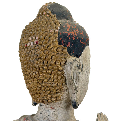 Detailaufnahme der Rückseite des Schädels mit der asymmetrischen Erosion auf den goldenen Ushnisha-Perlen und freiliegendem dunklem Teakholz