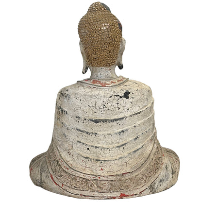 Rückseite der antiken Holz‑Buddha‑Statue mit der original verwitterten und rissigen Kalkgesso‑Schicht