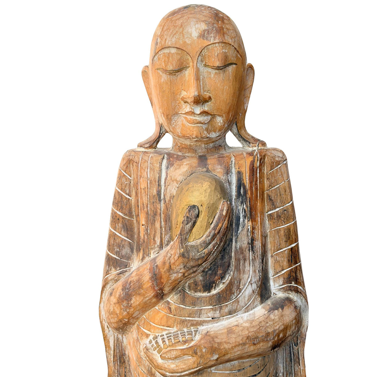 Nahaufnahme des friedlichen Gesichts und der Hände des burmesischen Arhats, der die heilige Haritaki‑Frucht hingebungsvoll hält.