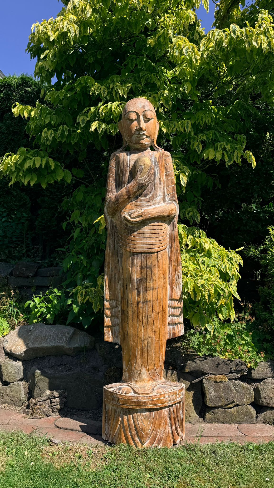Schlank und lebensgroß buddhistisches Klosterbild, 151,5 cm, aus einem monolithischen Stamm aus altem birmanischem Teakholz geschnitzt