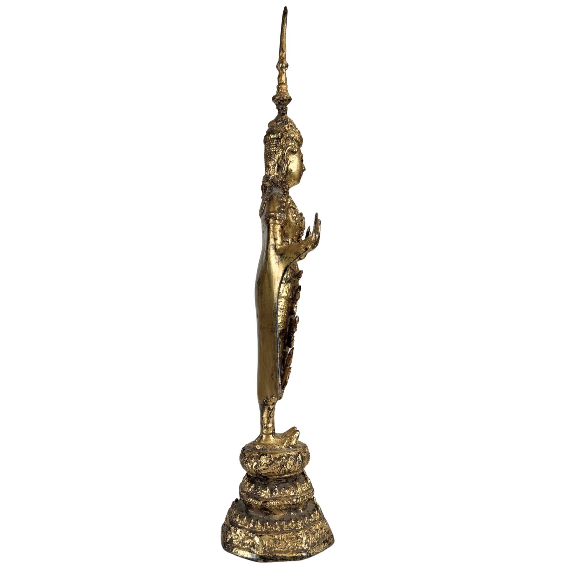 Antike thailändische Buddha-Statue mit reich verzierter Krone und alter Vergoldung
