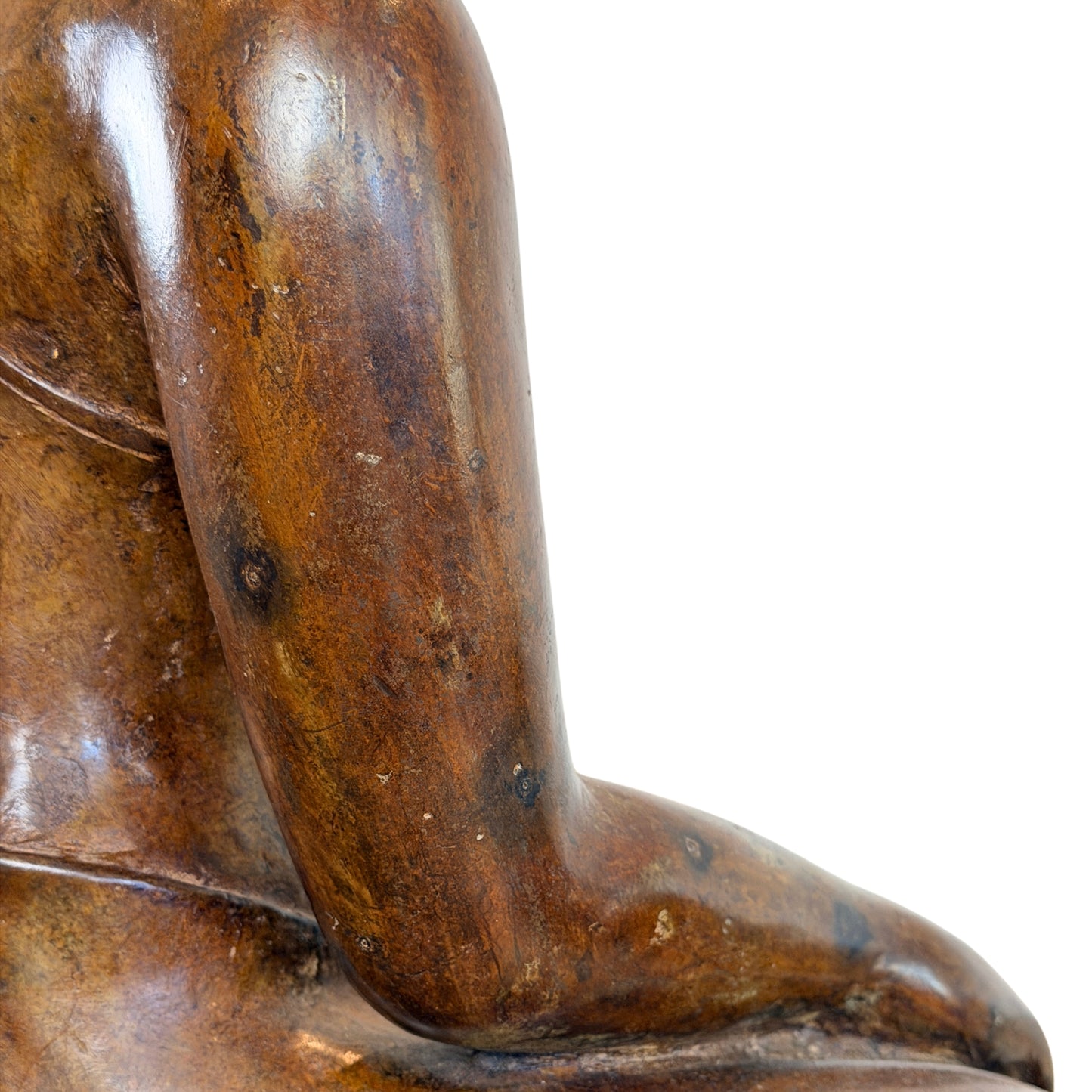 Nahaufnahme von Arm und Seitenpartie des bronzenen Buddha Muchalinda mit glänzender Oberfläche, feinen Korrosionsspuren und weicher Bronzestruktur
