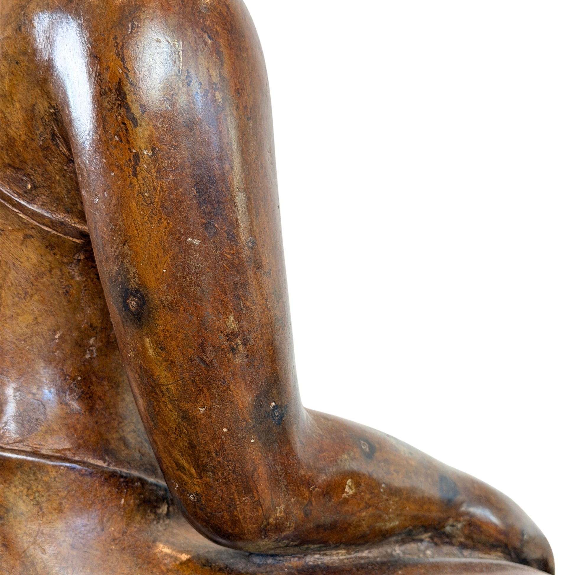 Nahaufnahme von Arm und Seitenpartie des bronzenen Buddha Muchalinda mit glänzender Oberfläche, feinen Korrosionsspuren und weicher Bronzestruktur