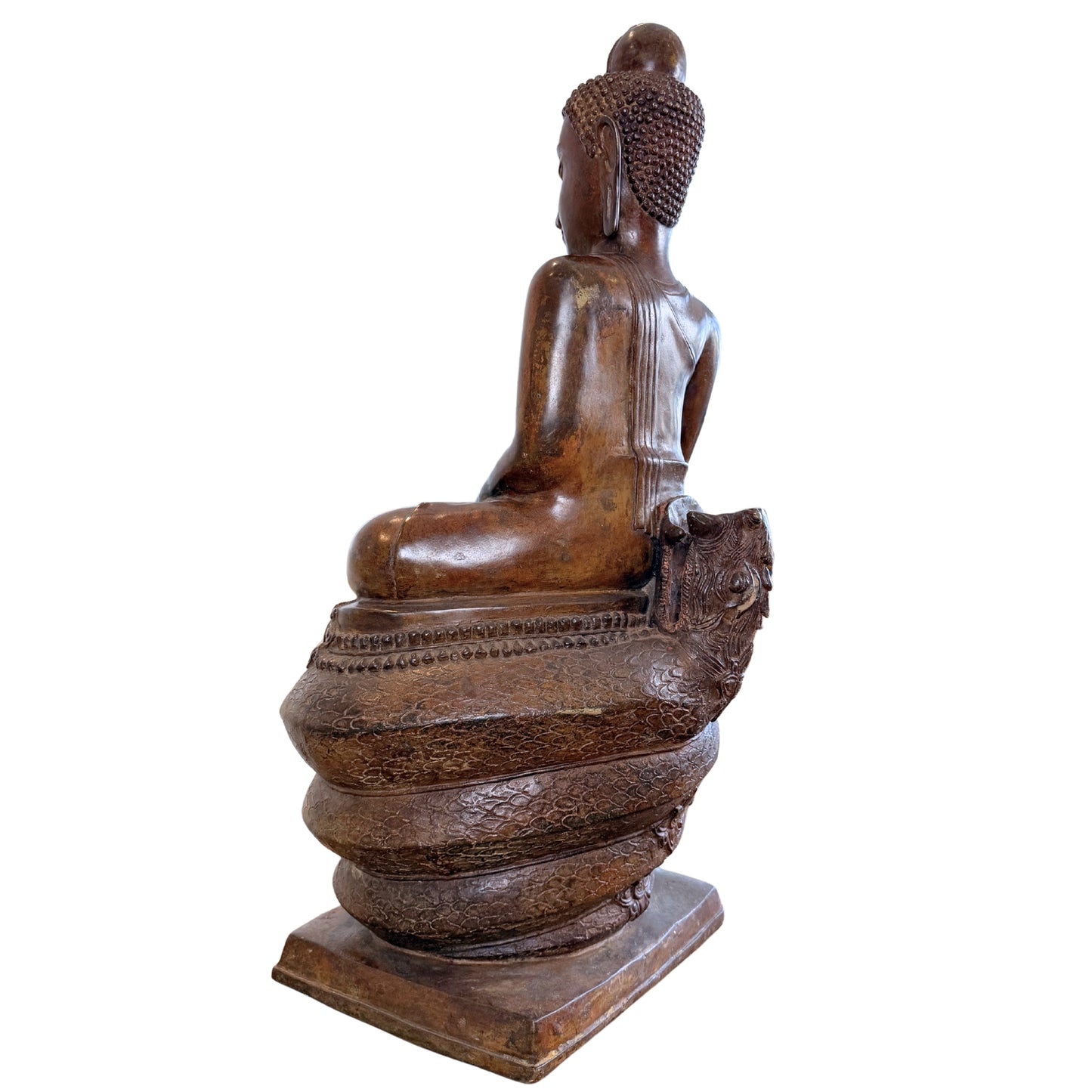 Dreiviertel-Rückansicht des thailändischen bronzenen Buddha Muchalinda auf der Schlangenbasis mit goldbrauner Patina an Schultern und Kopf