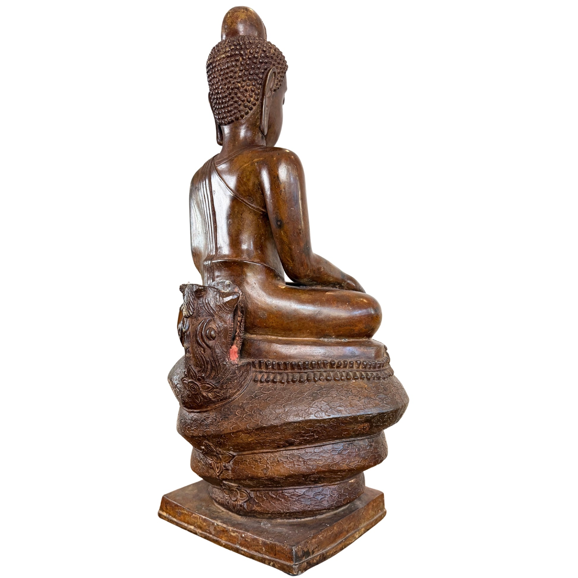 Schräge Rückansicht des bronzenen Buddha Muchalinda ohne Naga-Baldachin mit dreifachen Schlangenwindungen und goldbrauner Patina