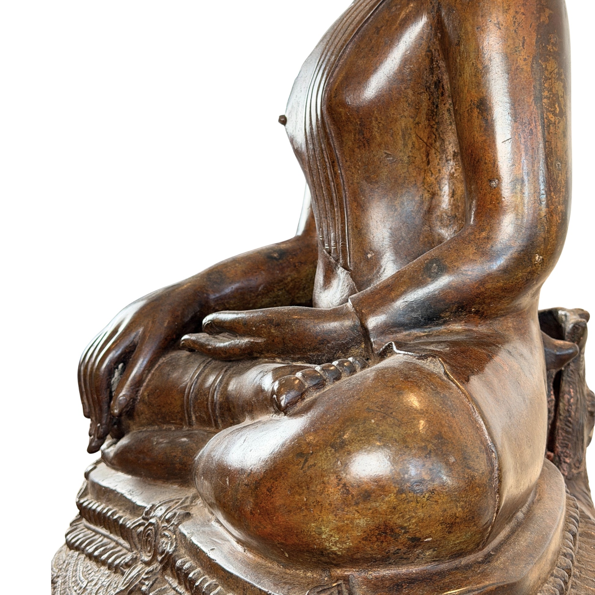 Nahaufnahme von Arm, Handhaltung und Knie des thailändischen bronzenen Buddha Muchalinda mit geschichteter historischer Patina