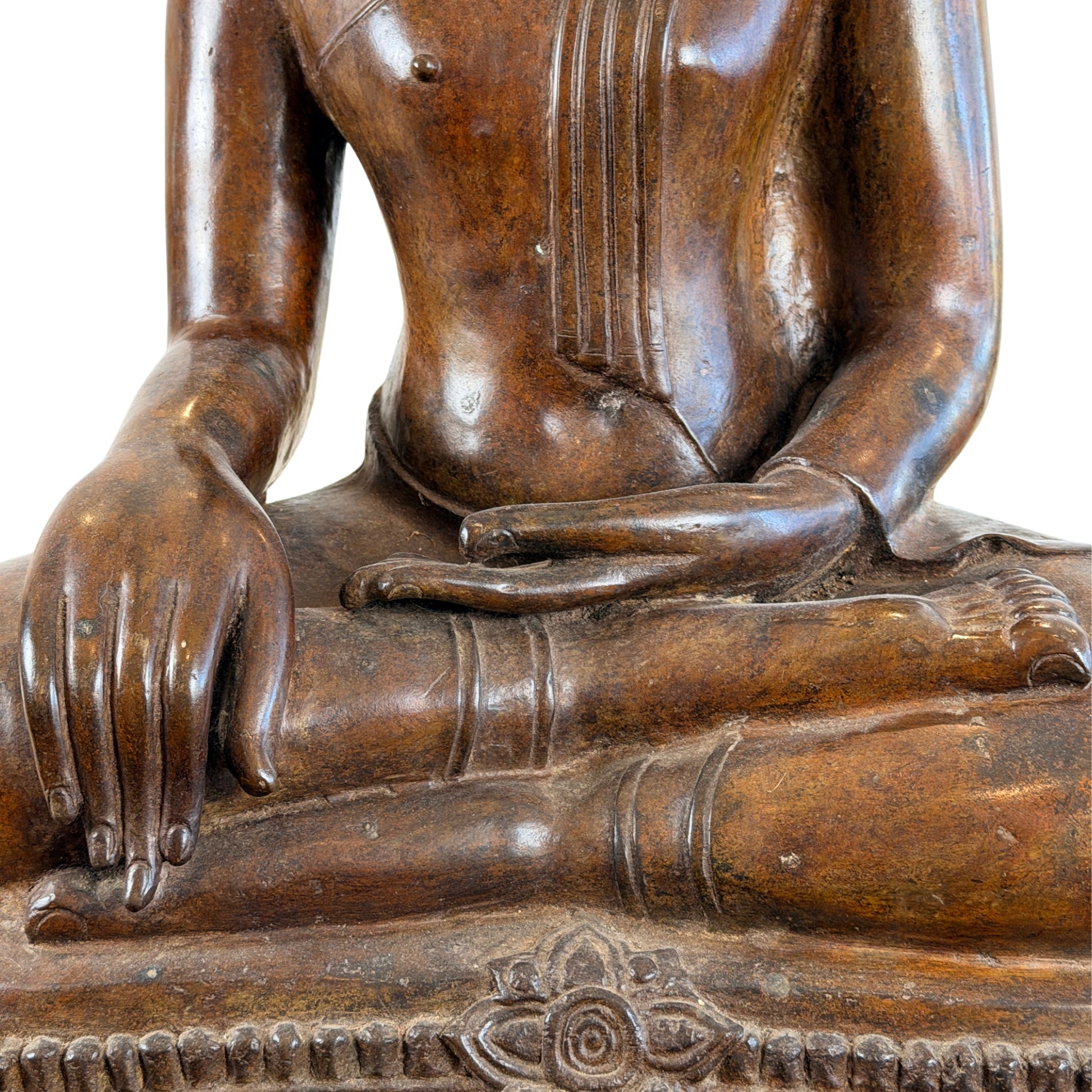 Detail der Hände und Beine des sitzenden bronzenen Buddha Muchalinda mit rechter Hand in Bhumisparsha Mudra und floralem Motiv an der Naga-Basis
