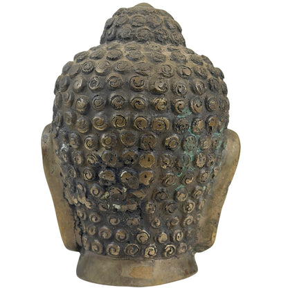 Rückseite eines antiken thailändischen bronzenen Buddha‑Kopfes mit traditionell ausgearbeiteten Spiralen.