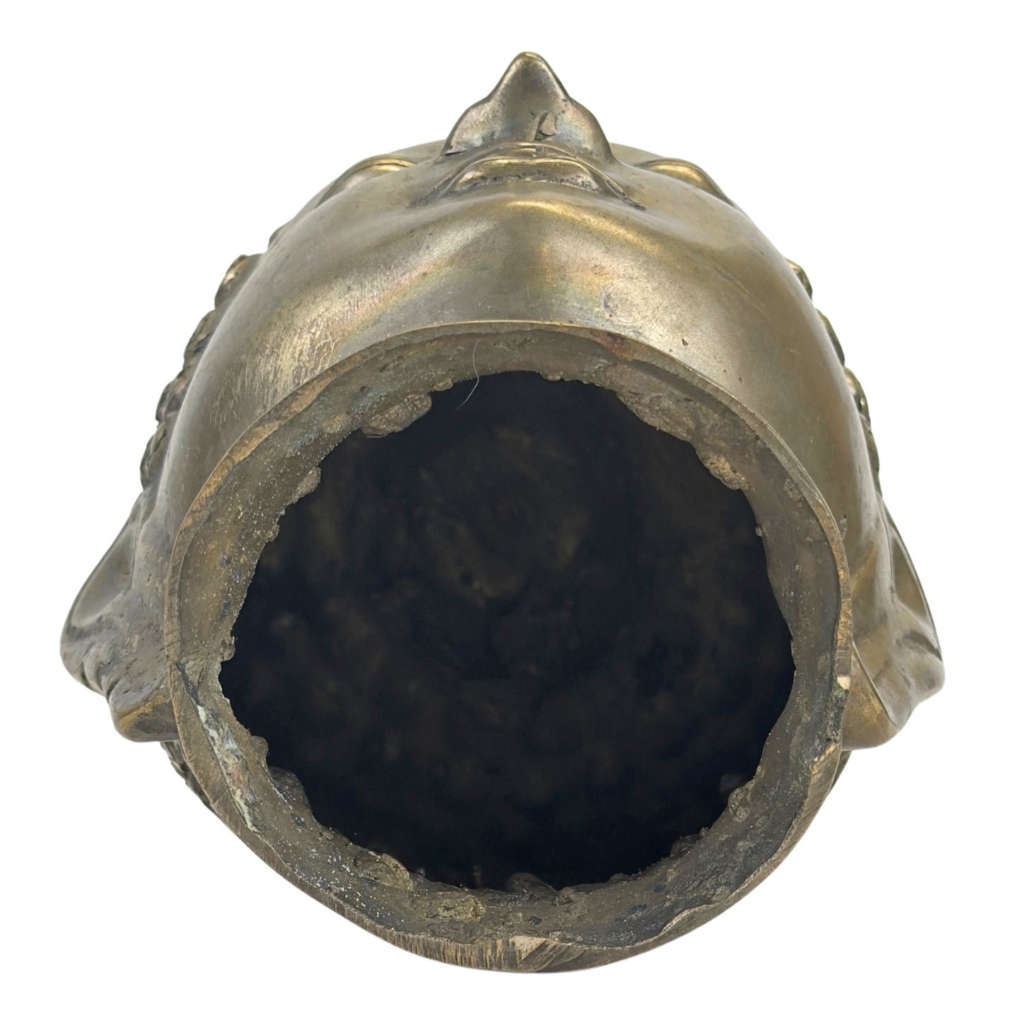 Detail van het serene gezicht en de oude patina van een antiek Thais bronzen Boeddhahoofd.