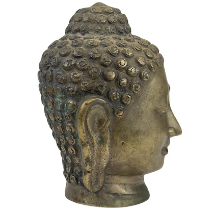 Linkerprofil eines antiken thailändischen bronzenen Buddha‑Kopfes mit alter Patina und handgravierten Details.