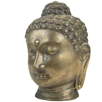 Rechte Vorderseite eines antiken thailändischen bronzenen Buddha‑Kopfes im Sukhothai‑Stil.