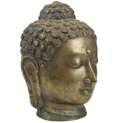 Linke Vorderseite eines antiken thailändischen bronzenen Buddha‑Kopfes im Sukhothai‑Stil mit natürlicher Patina.