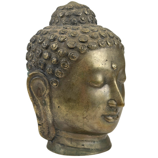Linke Vorderseite eines antiken thailändischen bronzenen Buddha‑Kopfes im Sukhothai‑Stil mit natürlicher Patina.