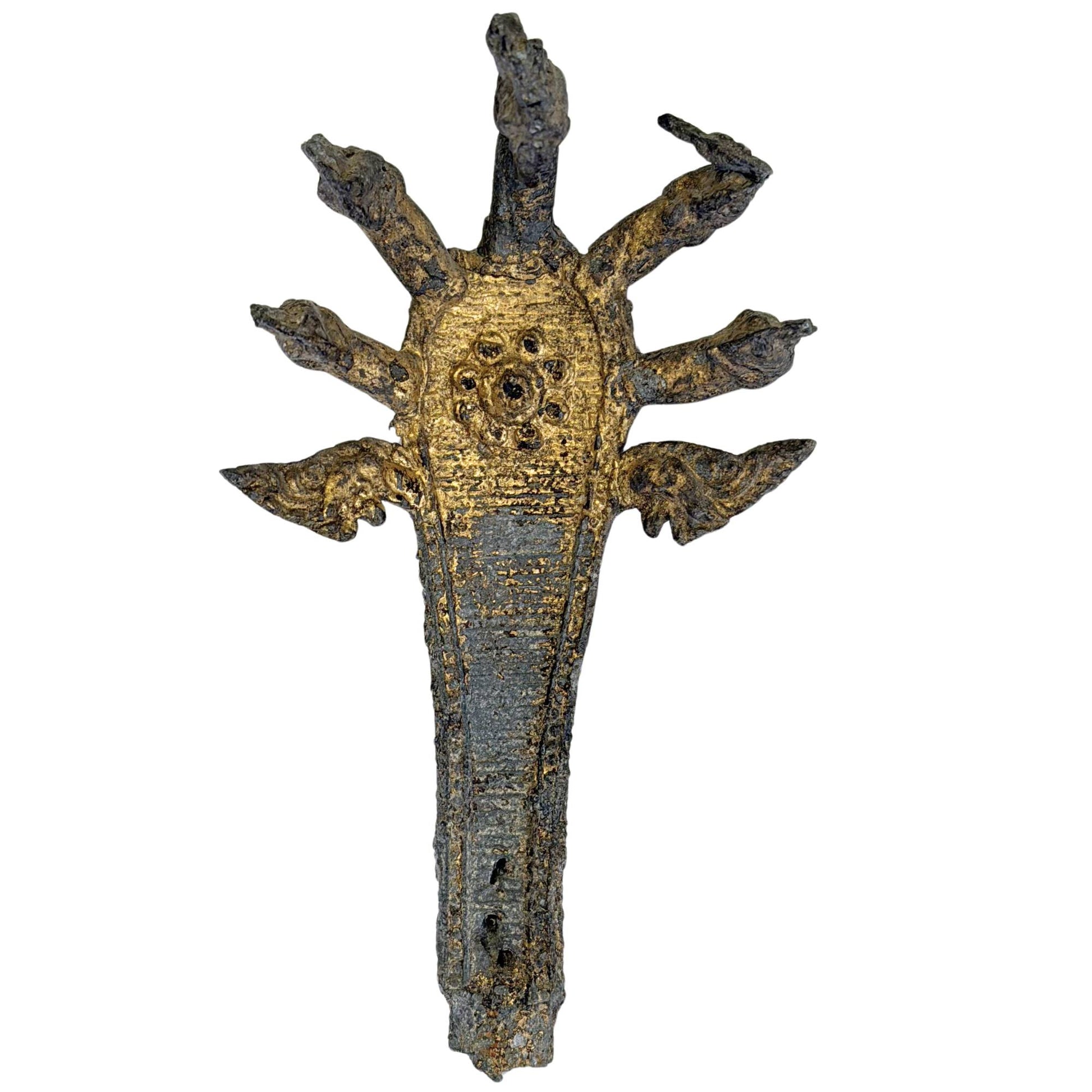 Antike thailändische Buddha-Statue aus einem Tempel mit dunkler Patina und Goldresten