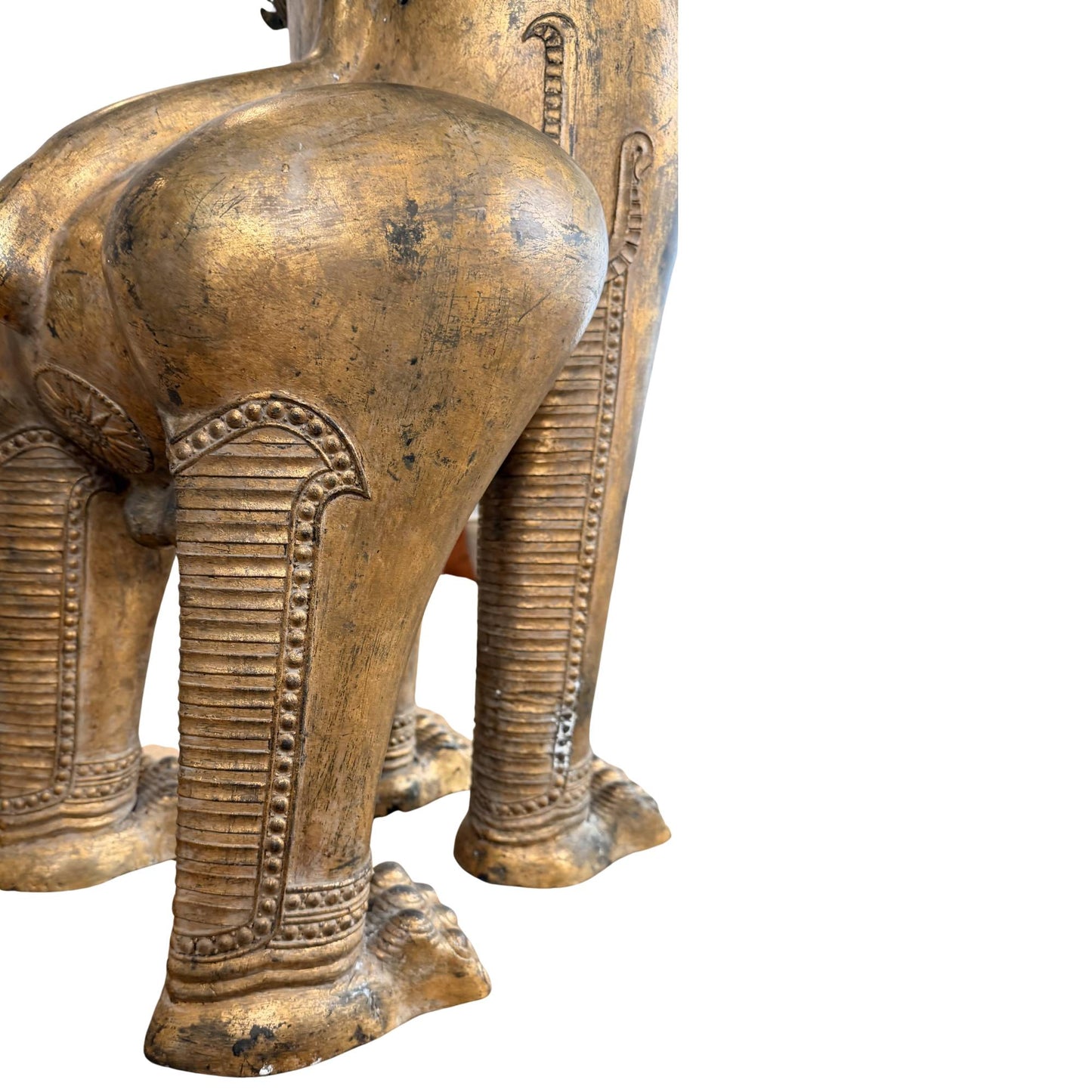 Antike thailändische Wächterstatue eines Singha-Löwen, reich vergoldet und zum Schutz buddhistischer Tempel gefertigt.