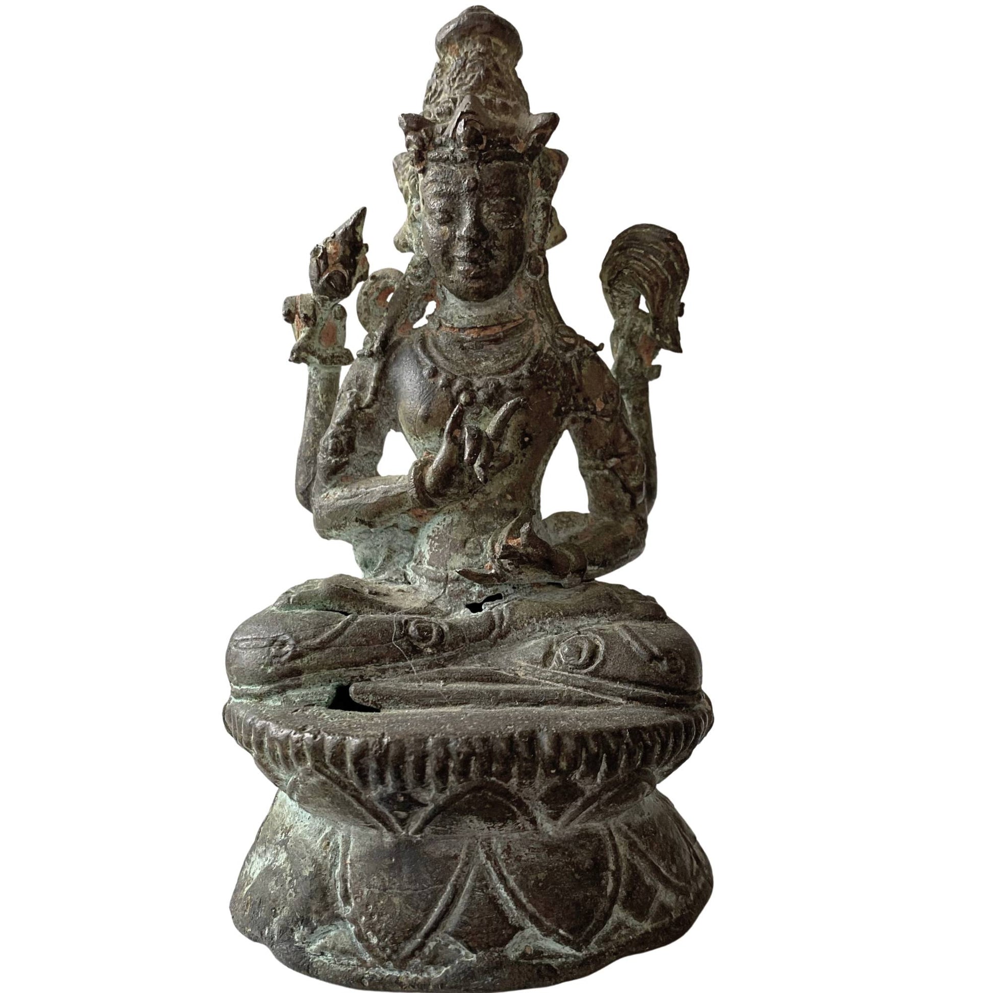 Antike tibetische Bronzestatue des Avalokiteshvara mit vier Armen und der Anjali-Mudra-Handgeste