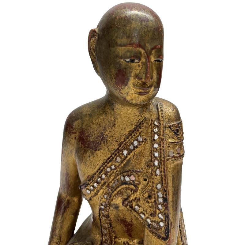 Vergoldete burmesische Mönchsstatue, 26 cm hoch, mit rotem Lacksockel und Patina.
