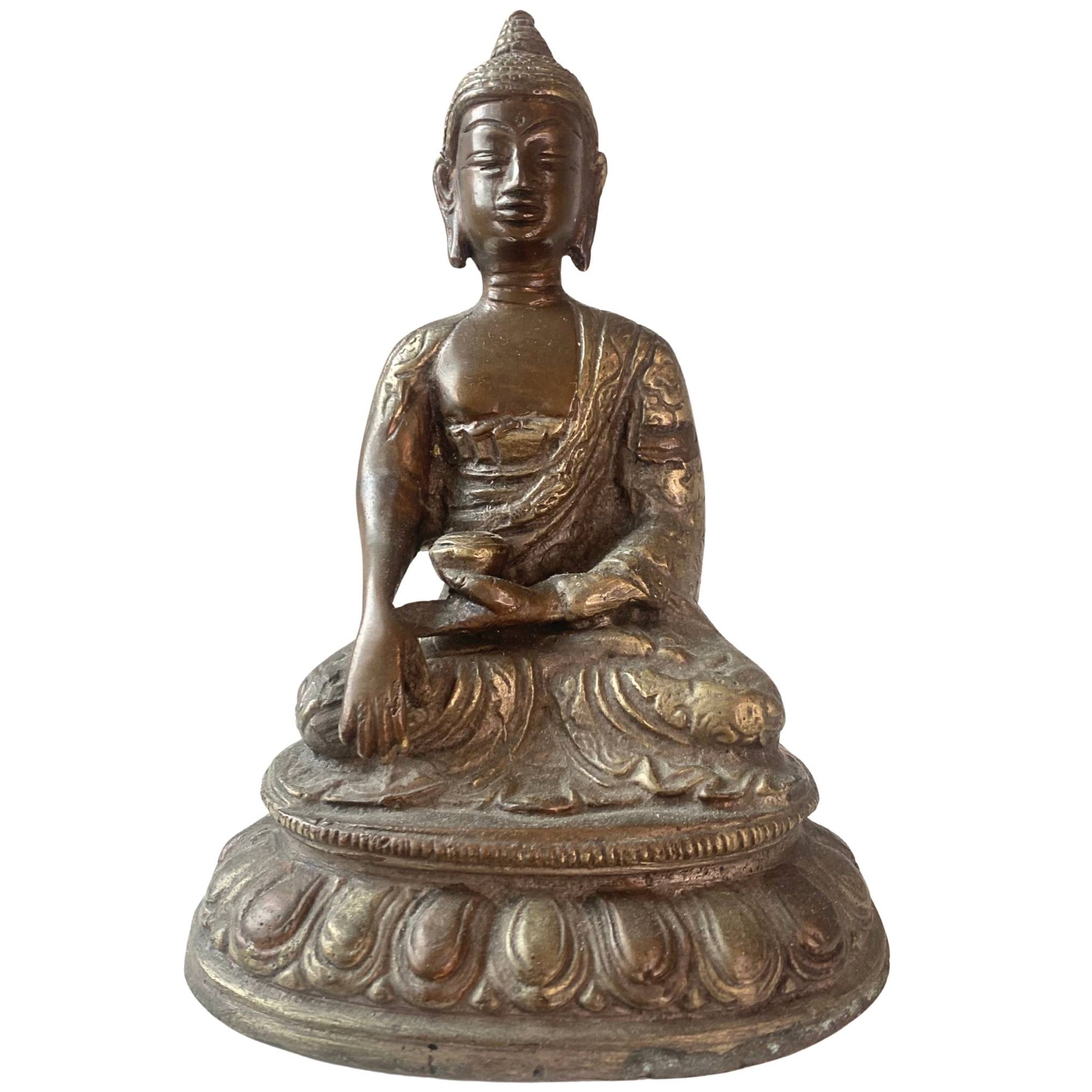 Vorderansicht eines antiken, feuervergoldeten burmesischen Buddha aus Bronze.