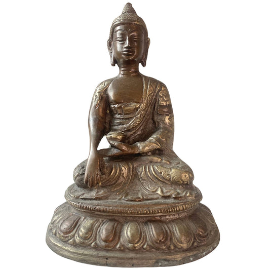 Vorderansicht eines antiken, feuervergoldeten burmesischen Buddha aus Bronze.