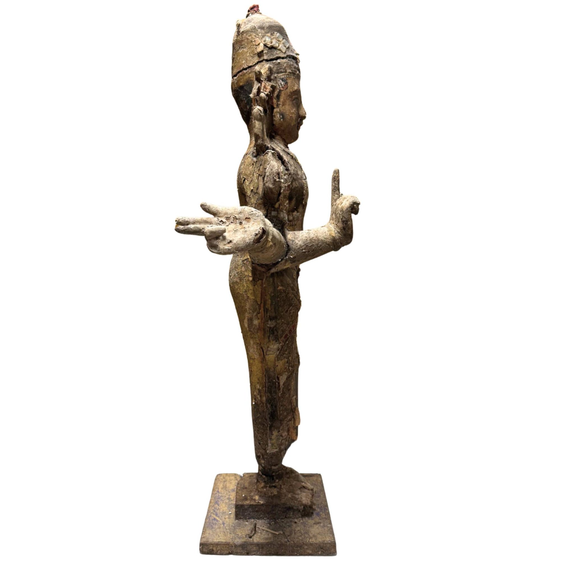 Antike südindische Tempelstatue aus Holz mit originaler Verwitterung und sakralem Erscheinungsbild