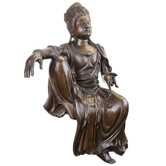 Monumentale französische antike Bronzestatue der Guanyin in der königlichen Pose Lalitasana mit braun-goldener Patina.