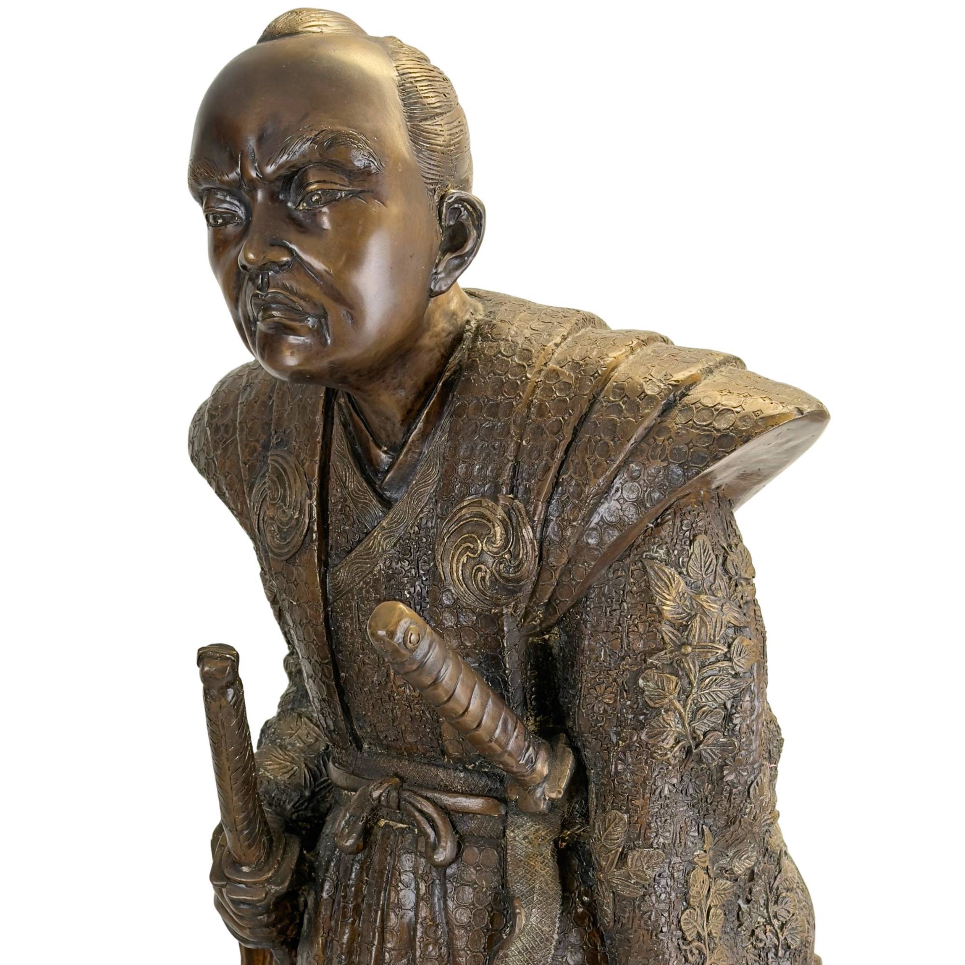 Nahaufnahme des Oberkörpers mit Fokus auf den gekreuzten Kragen des Kimonos und das Wappen der Familie Tomoe-mon auf der Brust.