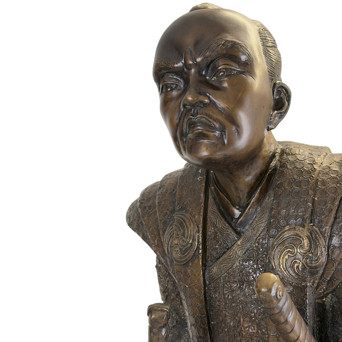 Ausdrucksstarke Makroaufnahme des Gesichts des Daimyo mit der intensiven, gerunzelten Stirn und der glatten, goldbraunen Patina auf den Wangenknochen.