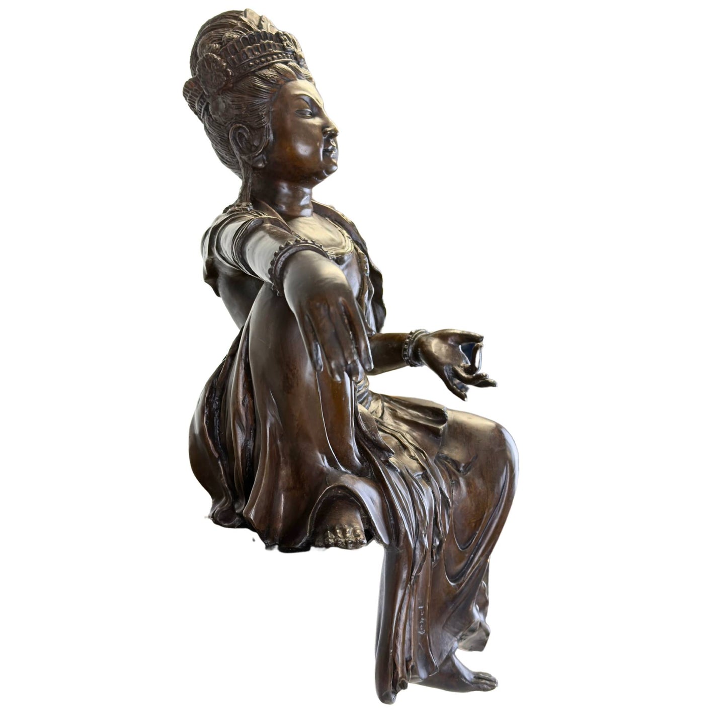 Nahaufnahme des heiteren Gesichts und der detailreichen Zeremonientiara der bronzenen Guanyin-Bodhisattva.