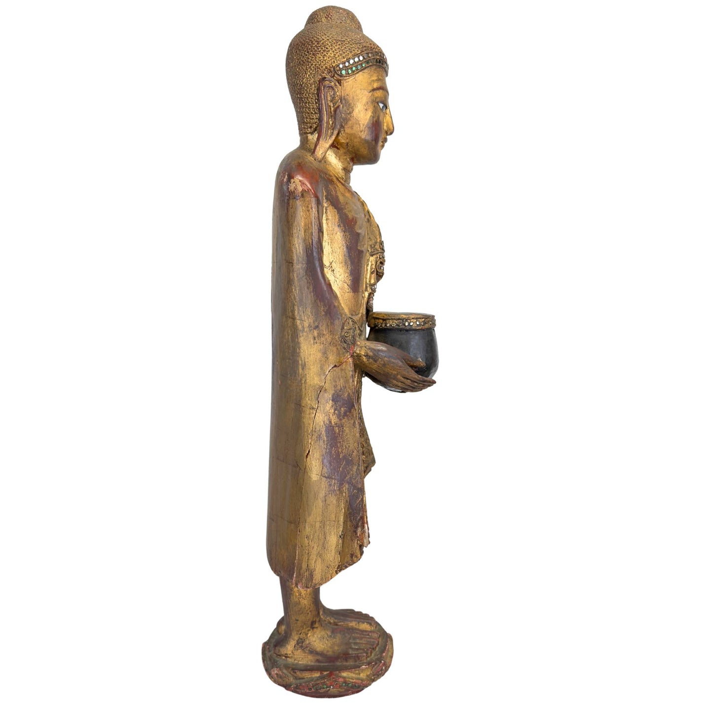 Ansicht von links der Tempelstatue aus dem 19. Jahrhundert mit Detailansicht der historischen Lackschicht und der Glaseinlagen.