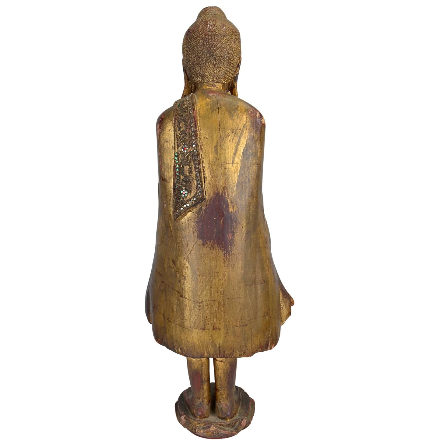 Rückansicht des burmesischen Buddha, mit Fokus auf die dekorativen Glaseinlagen im Kragen des Gewandes.