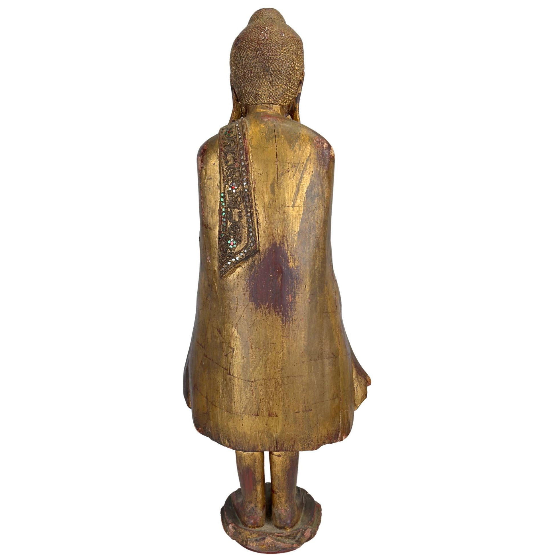 Rückansicht des burmesischen Buddha, mit Fokus auf die dekorativen Glaseinlagen im Kragen des Gewandes.